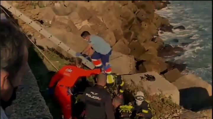 VÍDEO. Complicado rescate de una mujer en Cádiz que cayó entre unos bloques de hormigón