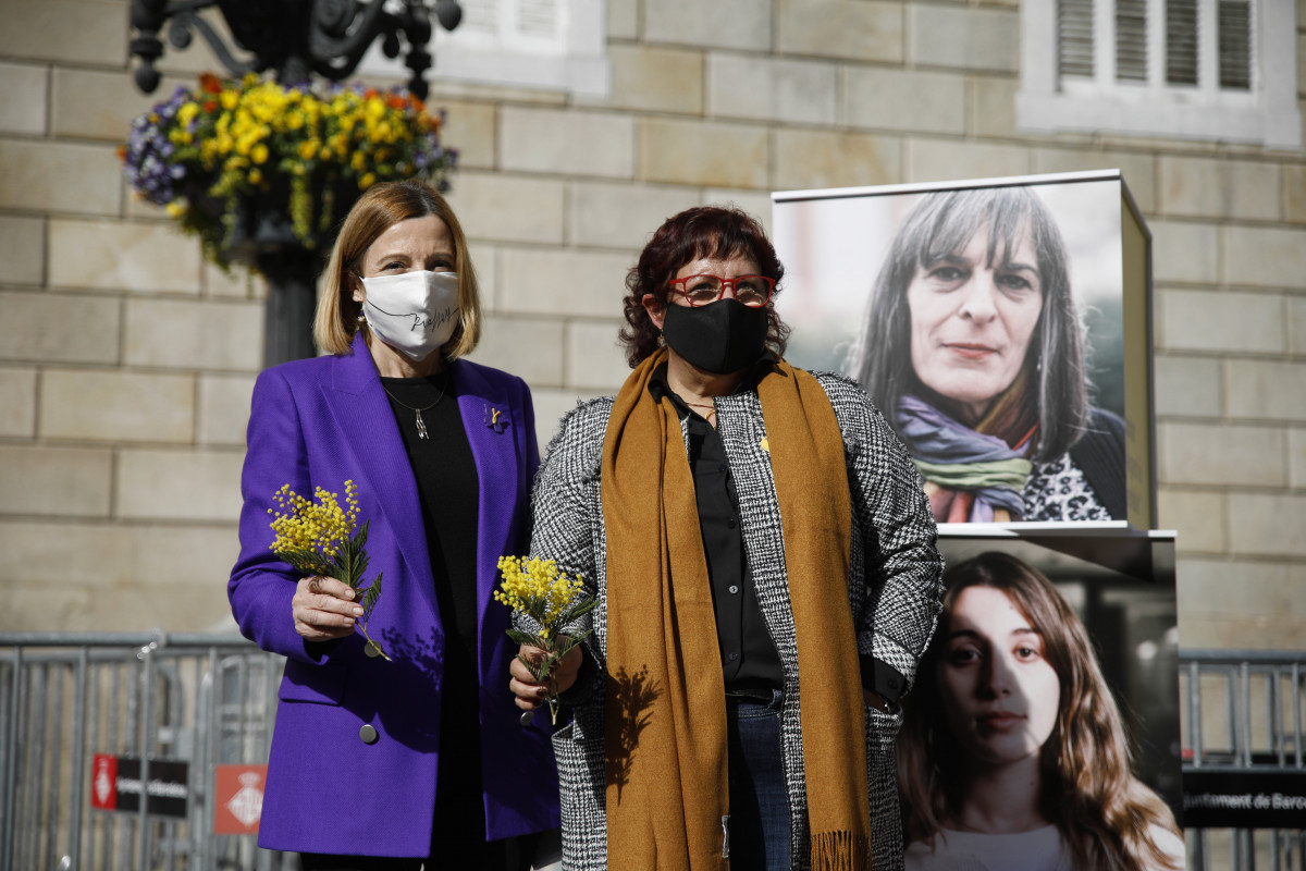 (I-D) La expresidenta del Parlament, Carme Forcadell, y la exconsellera Dolors Bassa, durante un acto electoral sobre feminismo en la plaza Sant Jaume de Barcelona, Catalunya (España) a 3 de febrero 