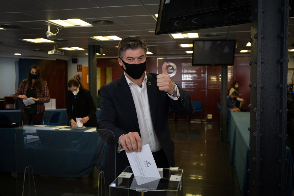 Antoni Cañete vota en una sede de Pimec colapsada por los socios que han acudido a votar