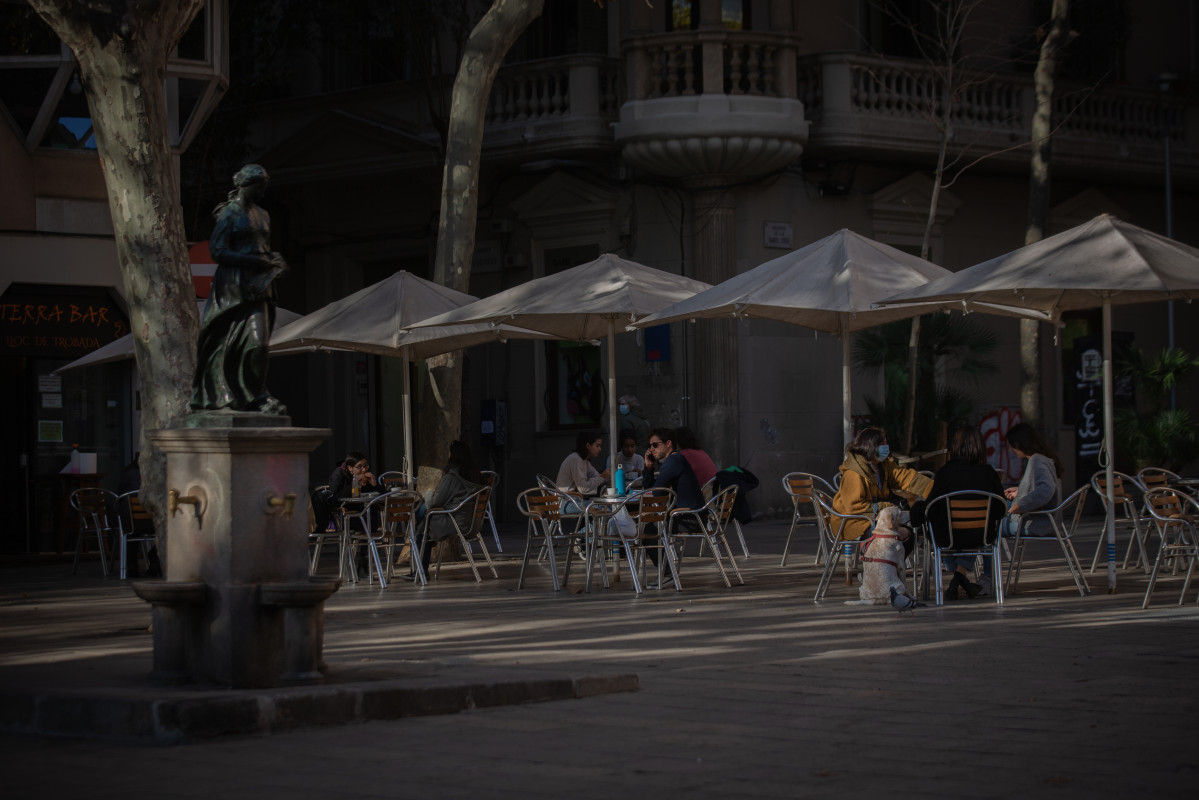 Archivo - Terrassa d'un bar (Arxiu)