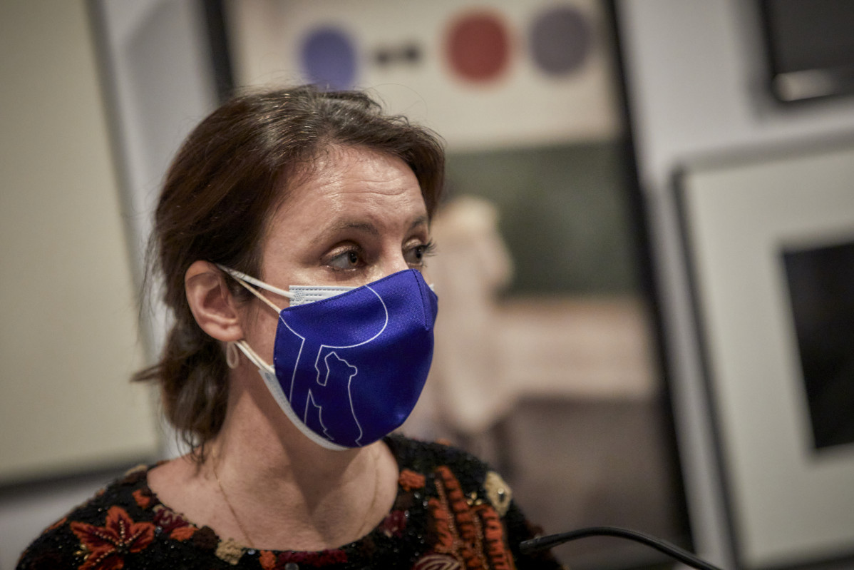 La delegada del Área de Cultura, Turismo y Deportes del Ayuntamiento de Madrid, Andrea Levy, durante la  inauguración de la exposición 'Arco. Recorridos Fotográficos' en Condeduque, en Madrid (Esp