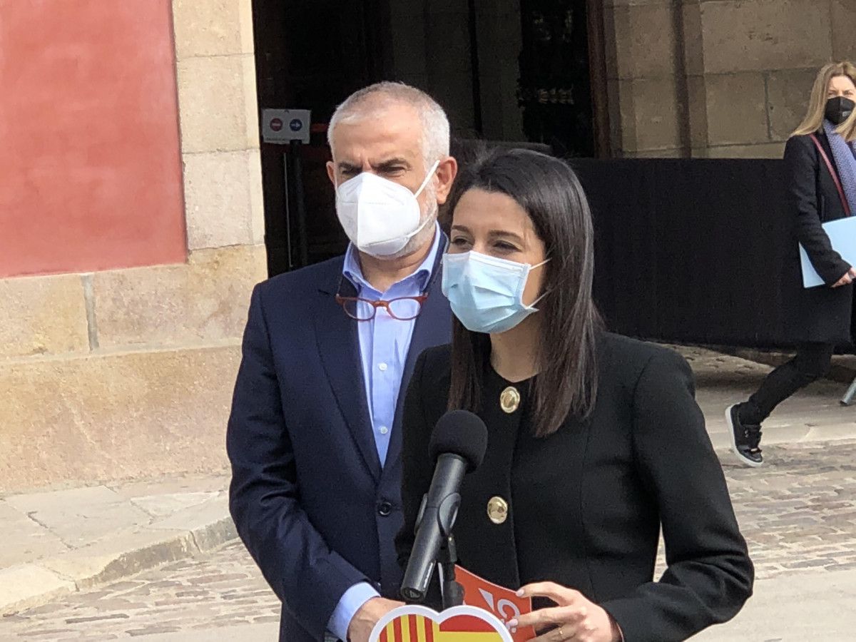 La presidenta de Cs, Inés Arrimadas, junto al líder de Cs en Catalunya, Carlos Carrizosa, frente al Parlament de Catalunya el 26 de febrero de 2021.