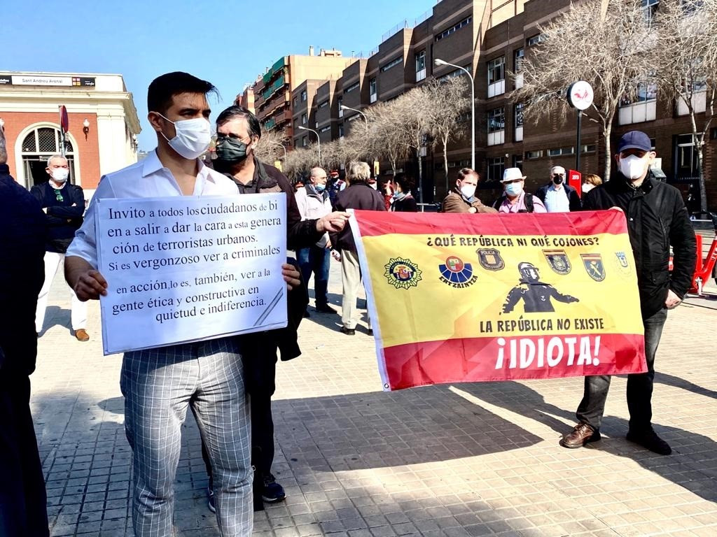 Unes cent persones es manifesten contra els talls a l'Avinguda Meridiana (Barcelona) per l'1-O