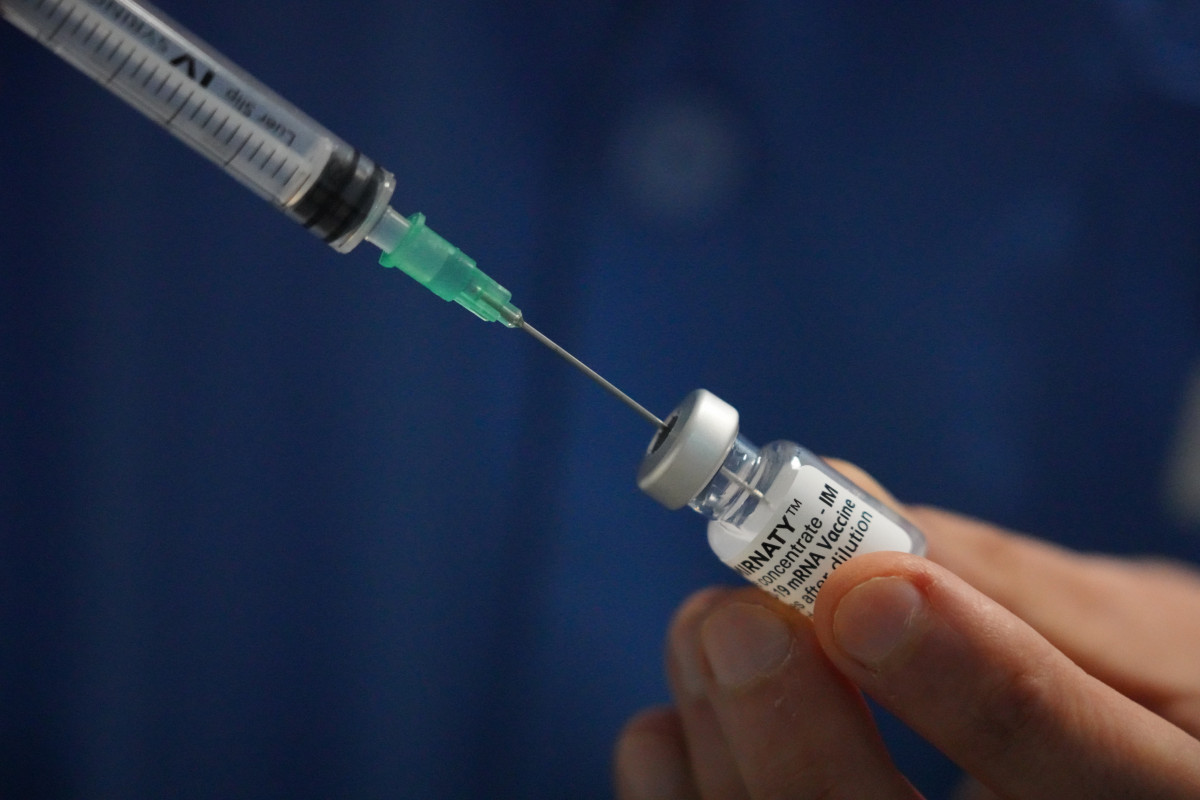 Un sanitario inyecta la dosis de la vacuna contra el Covid-19