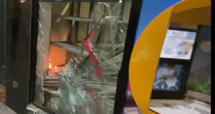 VÍDEO: Manifestantes destrozan sucursales bancarias y montan barricadas con contenedores en el Raval