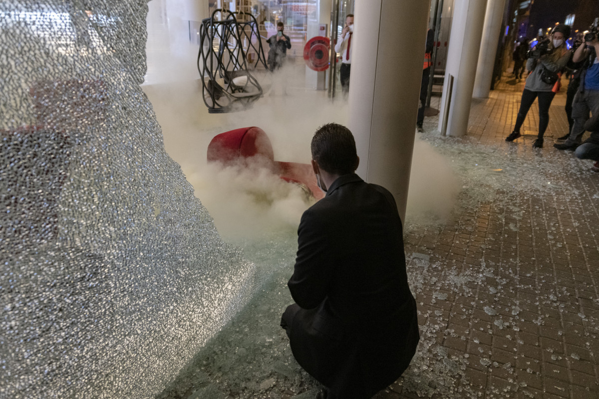 Disturbios y destrozos tras la manifestación en defensa de la libertad de Pablo Hasél y los derechos sociales tras 12 días de protestas, en Barcelona (España), a 27 de febrero de 2021.
