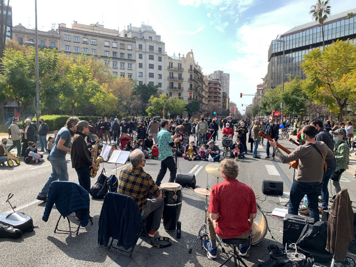 Entidades cortan la calle Aragó en protesta contra las 