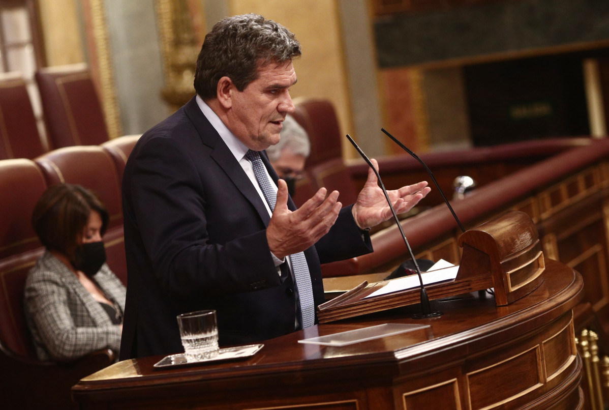 El ministro de Inclusión, Seguridad Social y Migraciones, José Luis Escrivá, interviene durante una sesión plenaria en el Congreso de los Diputados , en Madrid (España), a 18 de febrero de 2021. 