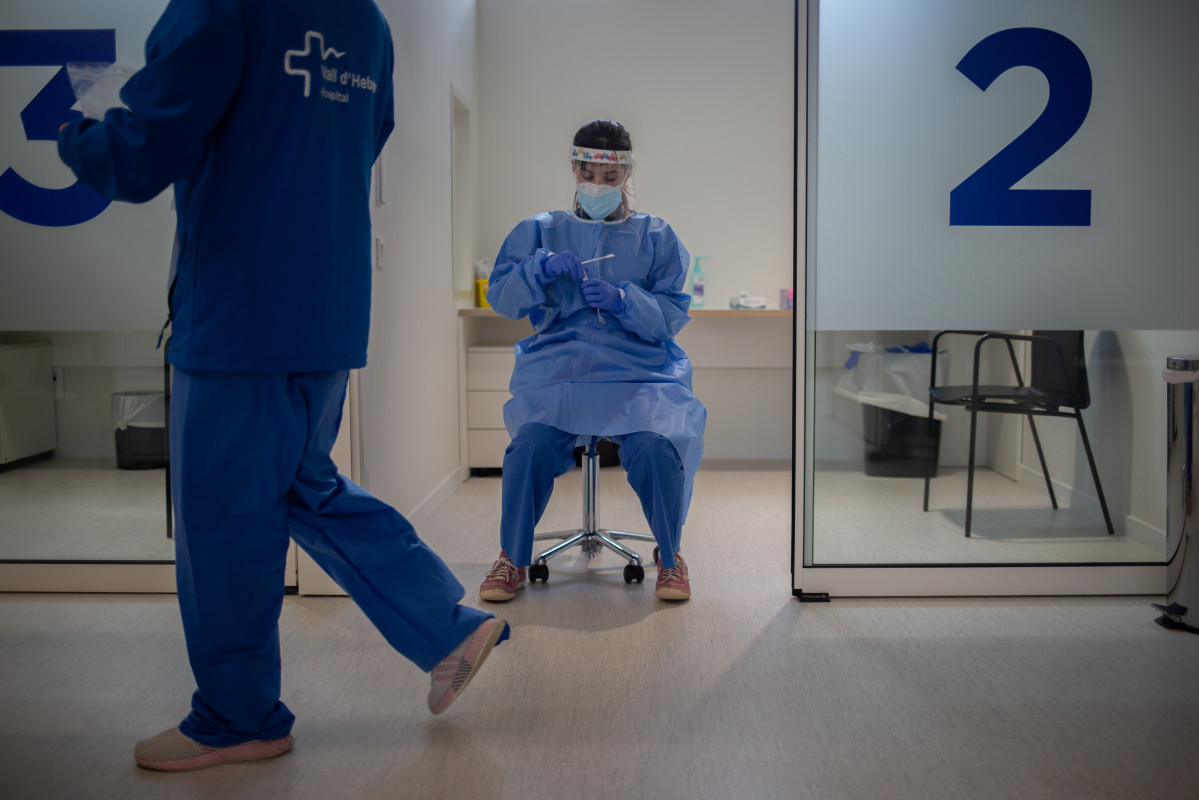 Una profesional sanitaria sostiene muestras de pruebas PCR en el edificio Garbí-Vall de Hebrón, en Barcelona, Catalunya (España), a 16 de febrero de 2021. Según ha señalado el Hospital Vall de He