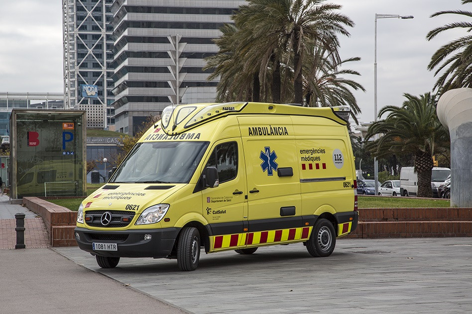 Archivo - Una ambulancia del SEM en Barcelona (ARCHIVO)