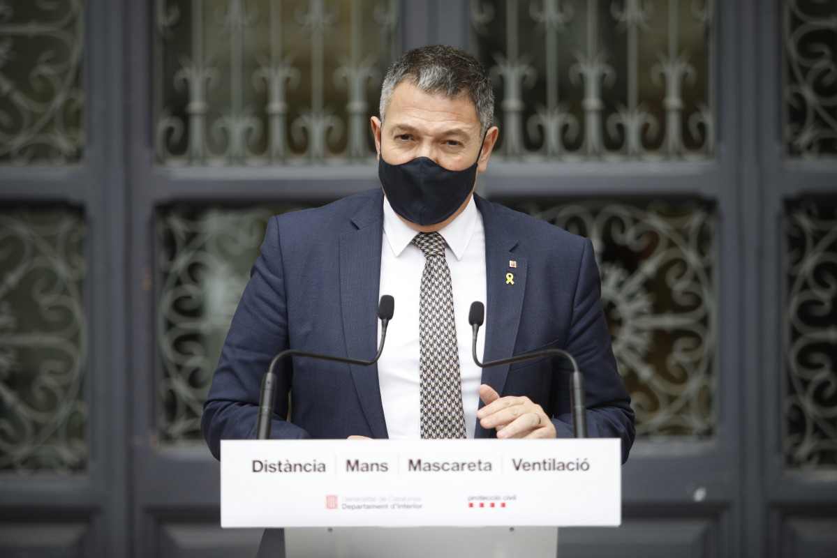 El conseller de Interior, Miquel Sàmper, tras una reunión este lunes por los altercados en Barcelona.