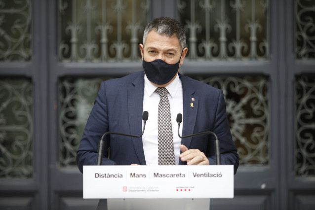 El conseller de Interior, Miquel Sàmper, tras una reunión este lunes por los altercados en Barcelona.
