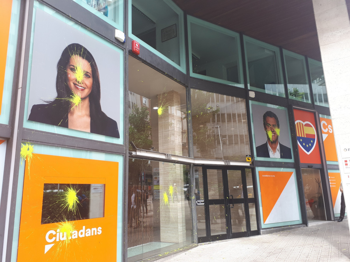EuropaPress 1626530 sierra lamenta nuevo ataque sede cs barcelona pintura amarilla
