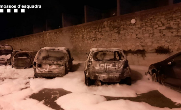 Compran una garrafa de gasolina y prenden fuego seis turismos en Palafrugell