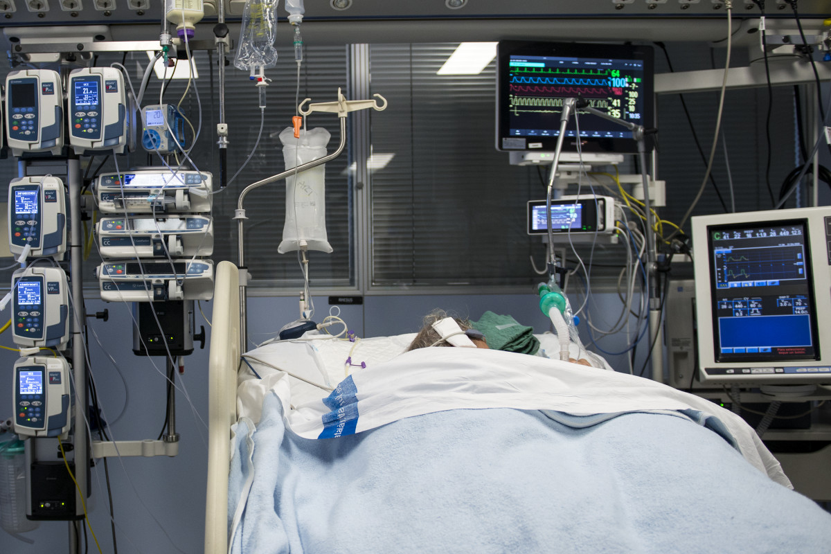 Archivo - Un paciente ingresado en la Unidad de Cuidados Intensivos (UCI) para enfermos de coronavirus del Hospital Universitario Dr. Josep Trueta de Girona.