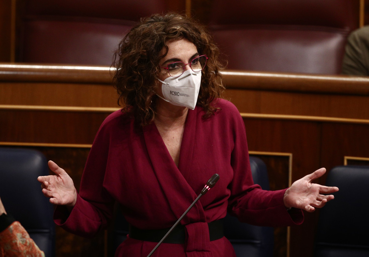 La portavoz del Gobierno y ministra de Hacienda, María Jesús Montero, interviene durante una sesión de Control al Gobierno celebrada en el Congreso de los Diputados, en Madrid, (España), a 17 de f