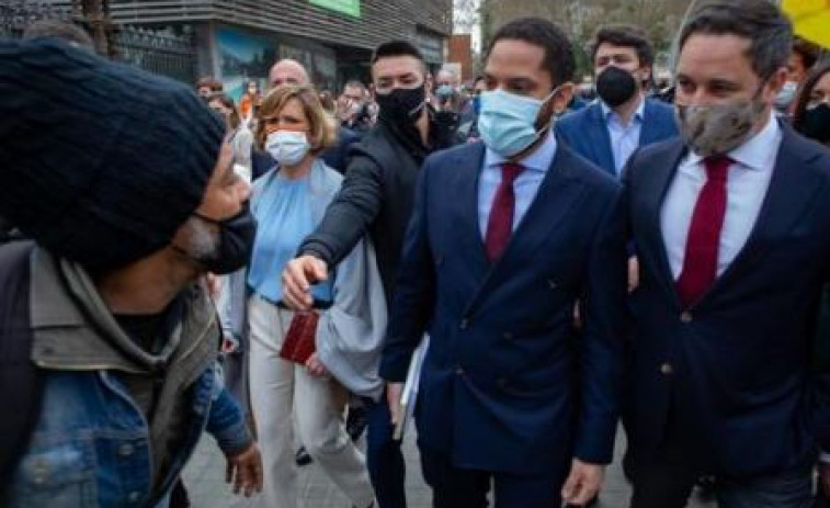 Un hombre intenta agredir a Santiago Abascal e Ignacio Garriga y los guardespaldas lo inmovilizan en el suelo
