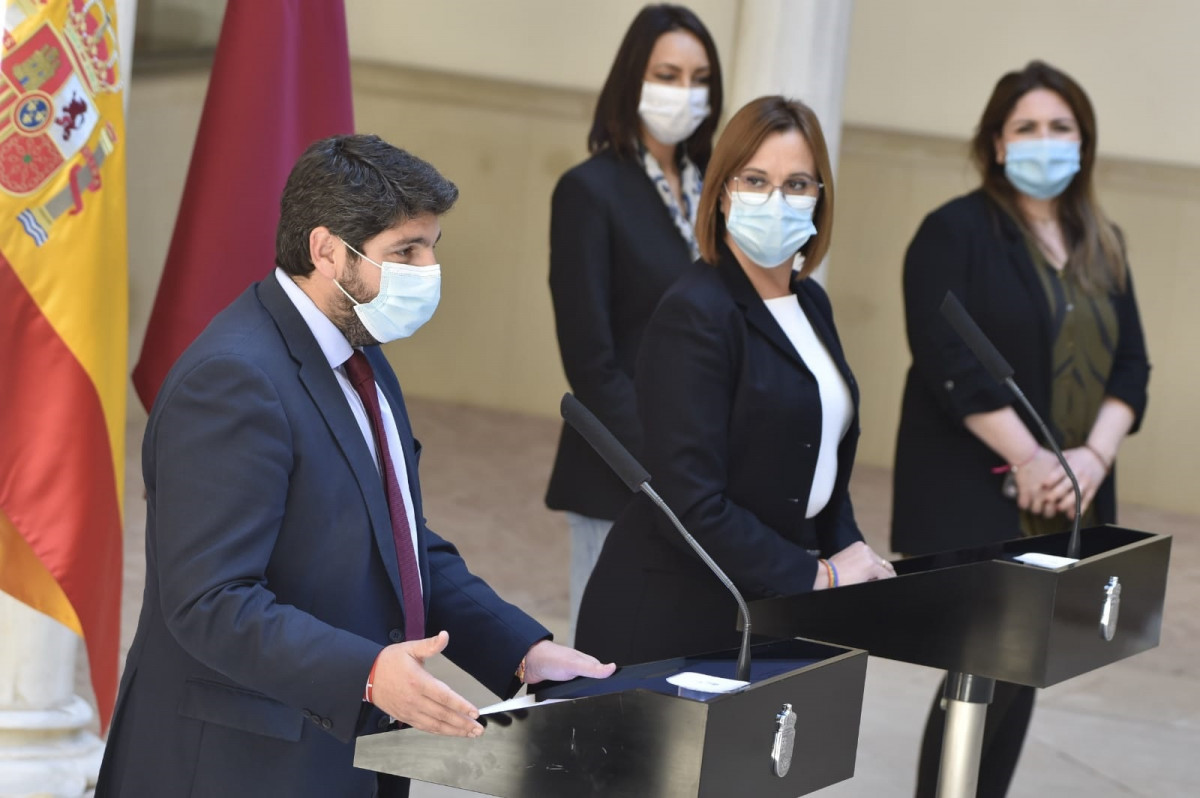 El presidente de la Comunidad, Fernando López Miras, junto con la vicepresidenta, Isabel Franco, y la diputada de Ciudadanos, Valle Miguélez, en la rueda de prensa en la que han anunciado el fracaso