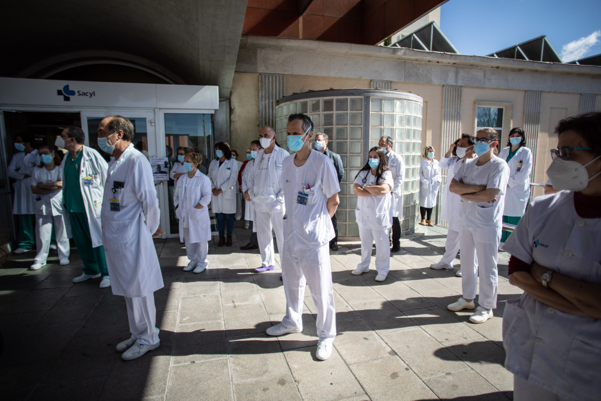 Trabajadores sanitarios participan en el minuto de silencio frente al Hospital Provincial Virgen de la Concha, en Zamora, Castilla y León (España), a 12 de marzo de 2021.