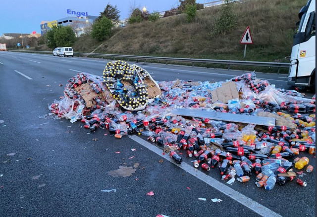 Colas en la AP-7 por un accidente entre dos camiones