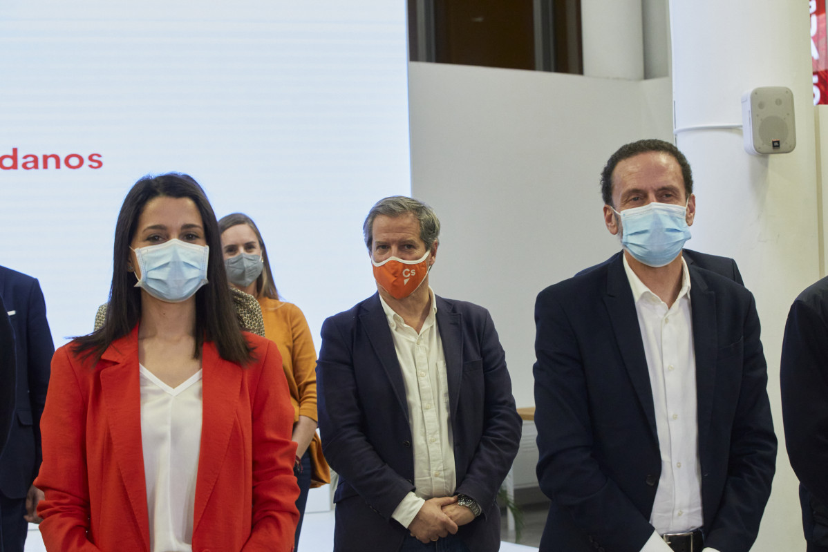 La presidenta de Ciudadanos, Inés Arrimadas, y El portavoz parlamentario de Cs, Edmundo Bal, en la declaración que ha dado Arrimadas tras una reunión de la Ejecutiva Nacional, en Madrid (España), 