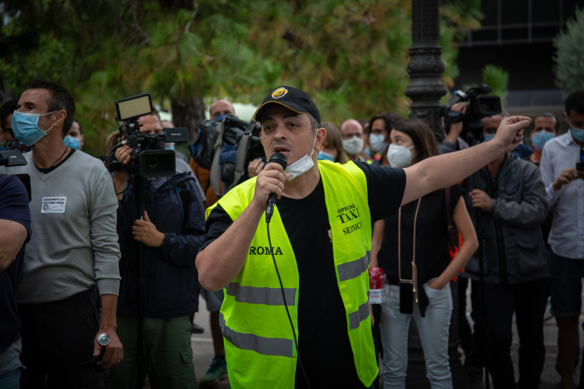 El portaveu del sindicat  Élite Taxi, Tito Álvarez, durant una de les marxes lentes convocada pels treballadors de Nissan pel tancament de les plantes de la Zona Franca. A Barcelona, Catalunya, (Esp
