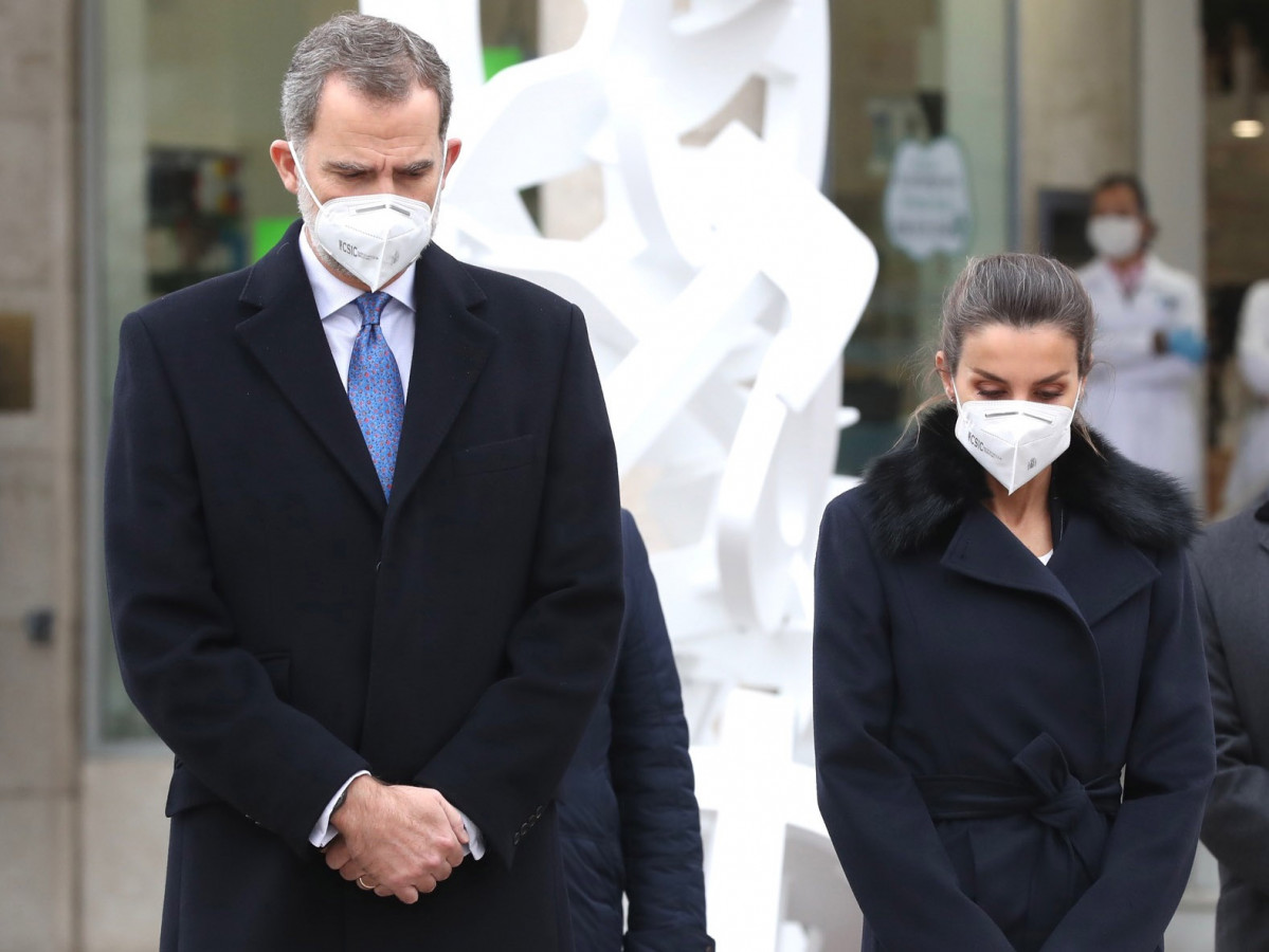 Los Reyes Felipe y Letizia han presidido la inauguración del monumento en honor a los sanitarios fallecidos durante la pandemia