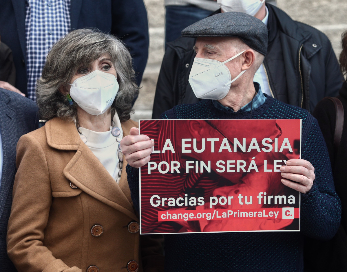 Archivo - La exministra de Sanidad y actual secretaria de Sanidad de la Comisión Ejecutiva Federal del PSOE, María Luisa Carcedo (i), junto a Ángel Hernández (que ayudó a morir a su mujer, enferm