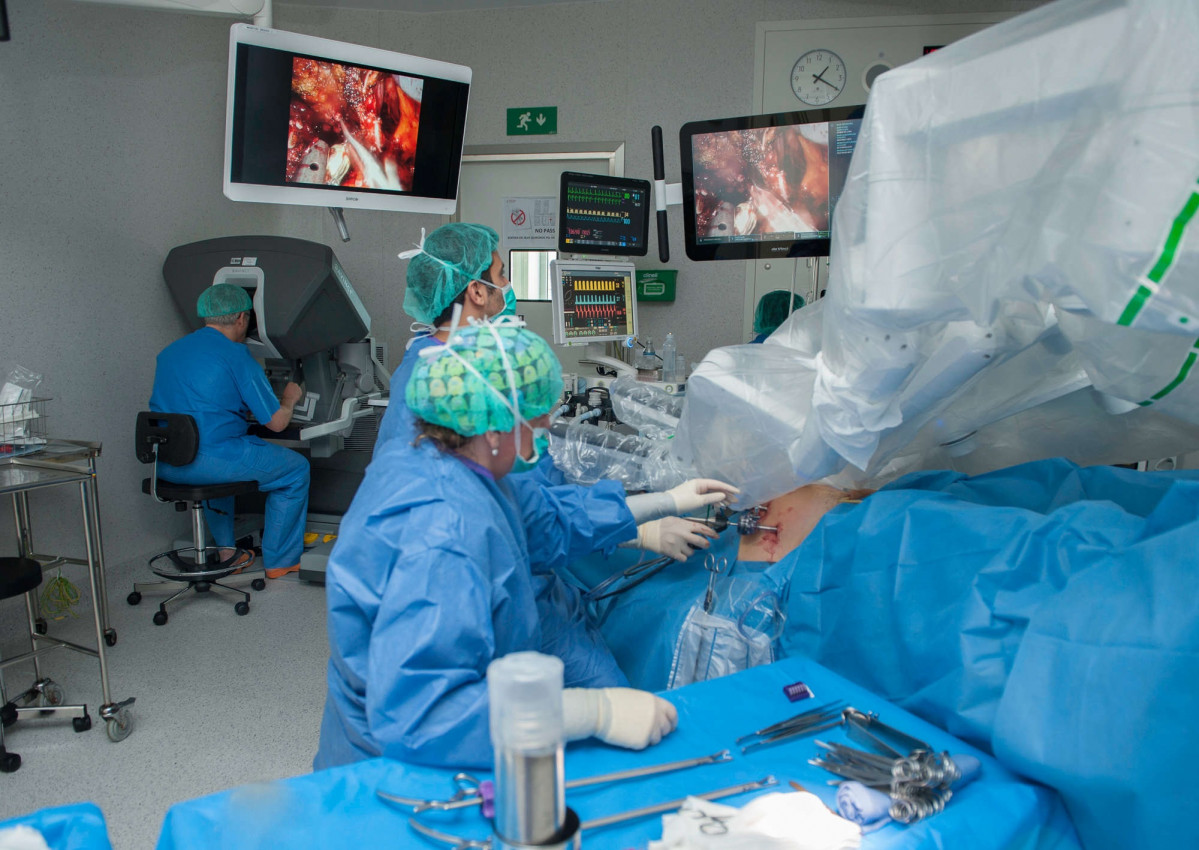 El Hospital de Bellvitge realiza la primera extirpación total de próstata por cáncer en régimen ambulatorio de España, lo que supone que el paciente pueda volver a su casa el mismo día de la cir