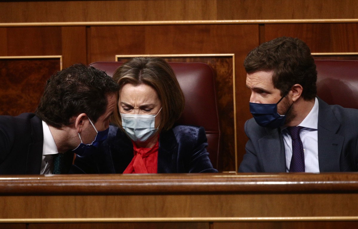 (I-D) El secretario general del Partido Popular, Teodoro García Egea; la portavoz del PP en el Congreso de los Diputados, Cuca Gamarra; y el líder del PP, Pablo Casado, conversan durante una sesión