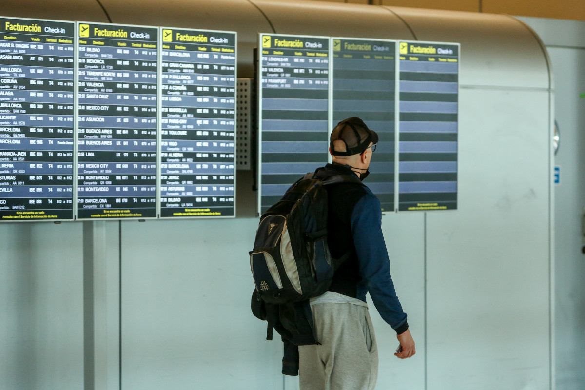 EuropaPress 3607716 hombre camina mochila terminal t4 aeropuerto adolfo suarez madrid barajas