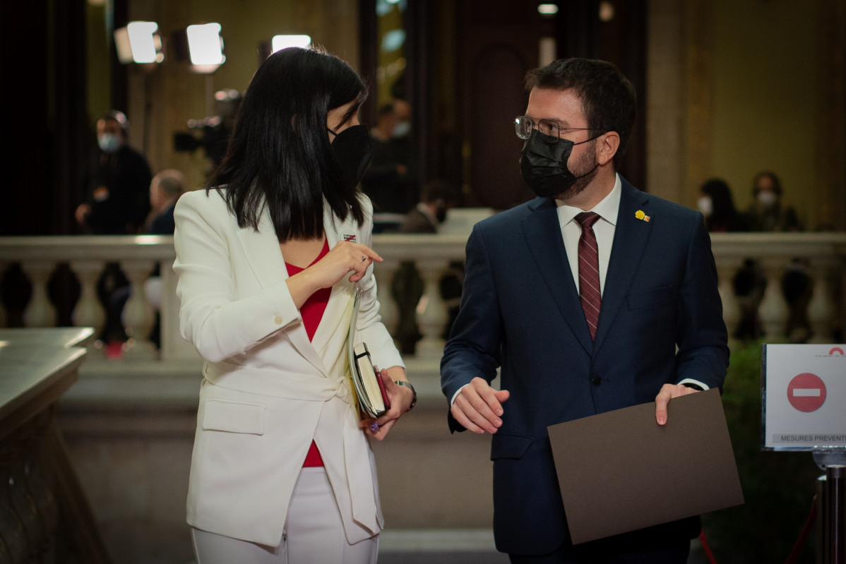 La secretaria general adjunta y portavoz de ERC, Marta Vilalta, junto al candidato a la Presidencia de la Generalitat, Pere Aragonès, en el pleno de investidura.