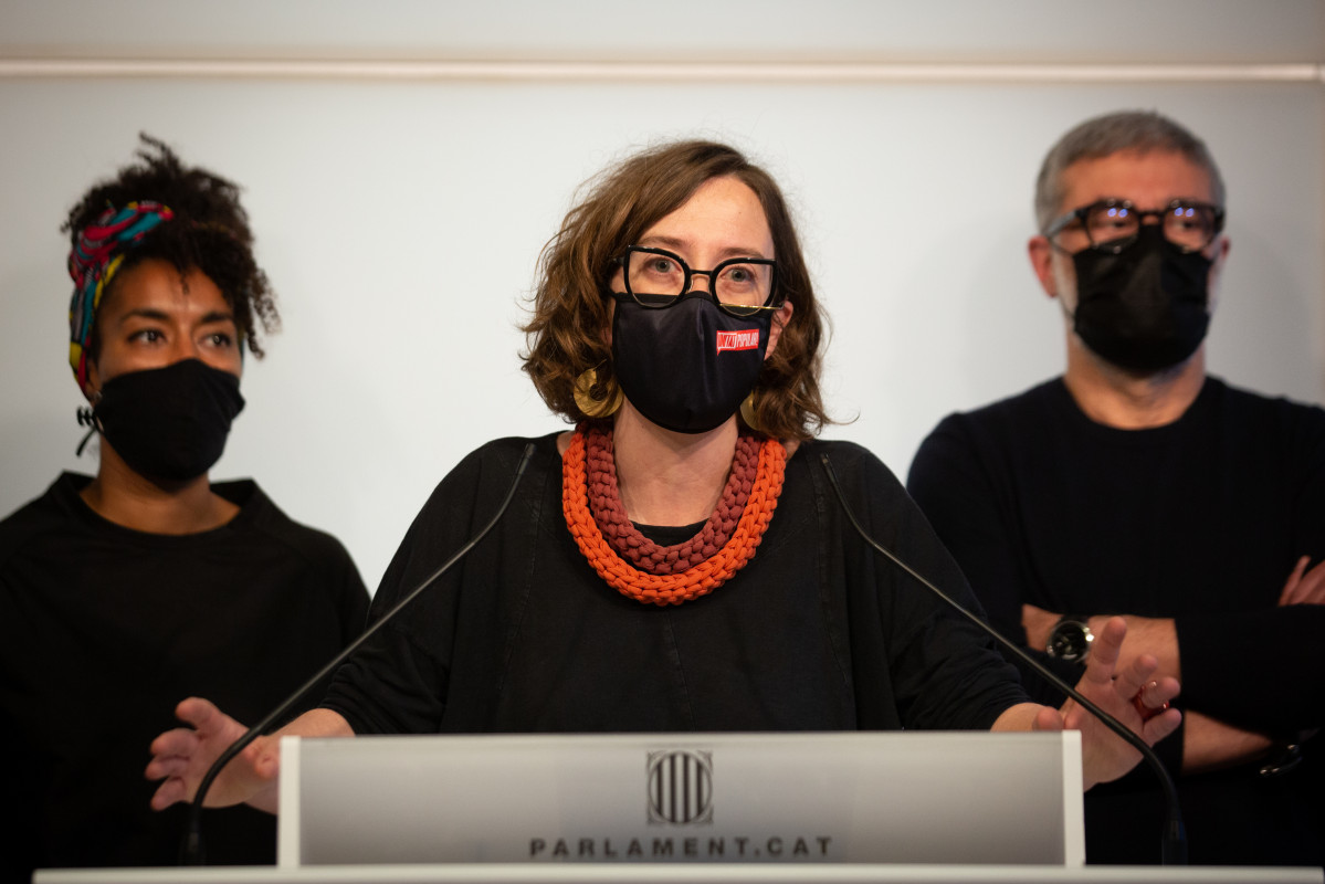 La diputada de la CUP en el Parlament, Eulália Reguant, interviene durante una rueda de prensa en la Cámara catalana, en Barcelona.