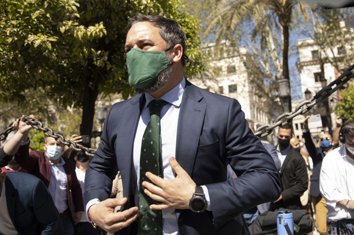 El presidente de Vox, Santiago Abascal (c), en la Plaza Nueva, durante una rueda de prensa para analizar los últimos acontecimientos de la actualidad política nacional. En Sevilla (Andalucía, Espa
