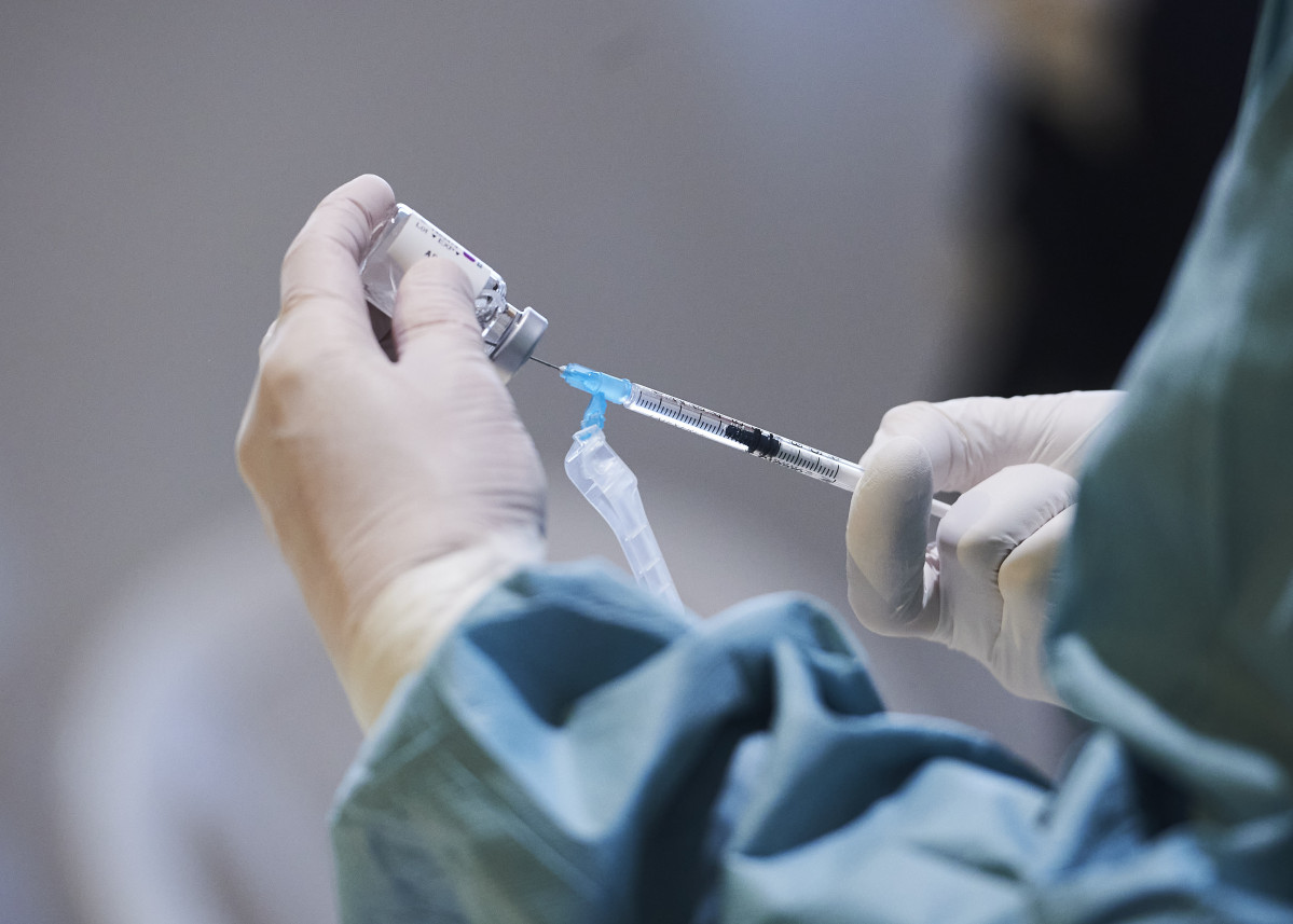 Un vial amb la vacuna d'AstraZeneca (Arxiu)