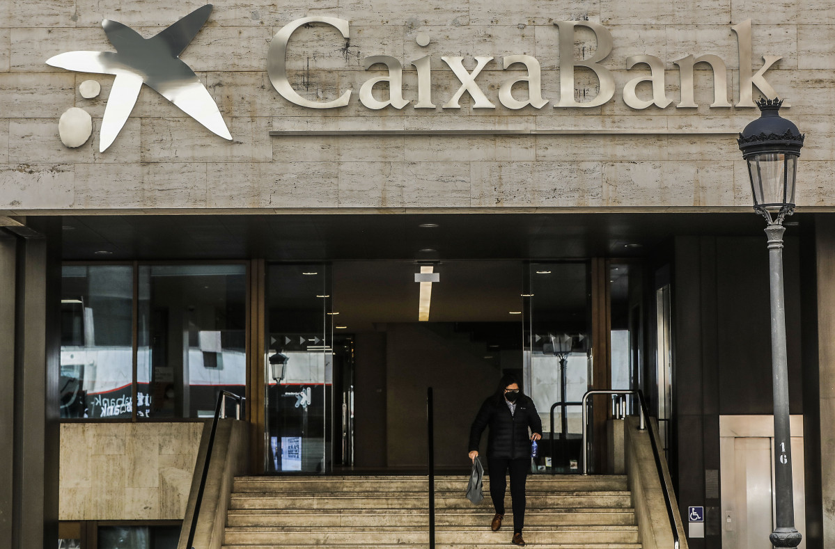 Logo de Caixabank en la antigua sede de Bankia, en la calle Pintor Sorolla, en Valencia