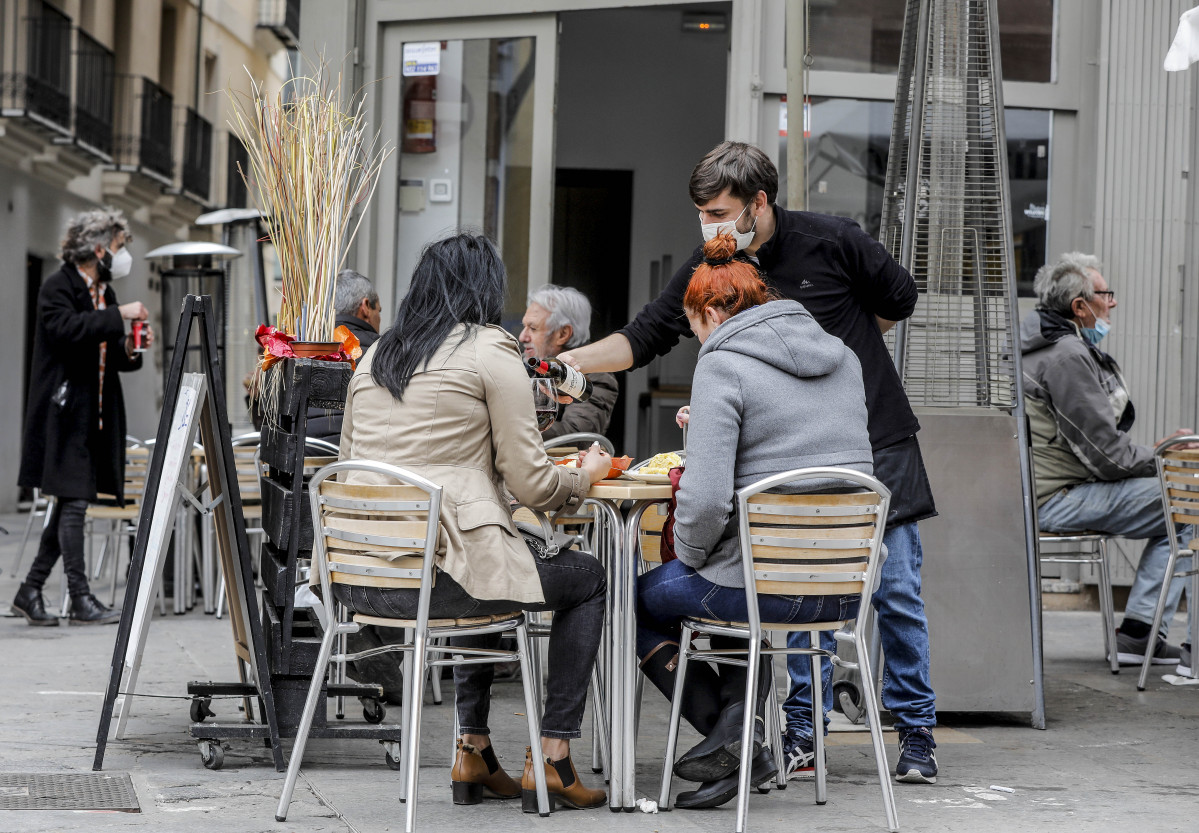 EuropaPress 3586570 camarero atiende dos clientas terraza primer dia apertura hosteleria