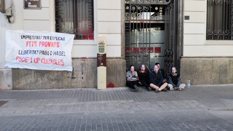 Miembros de la plataforma Pablo Hasel se encadenan en la sede del PSC de Lleida