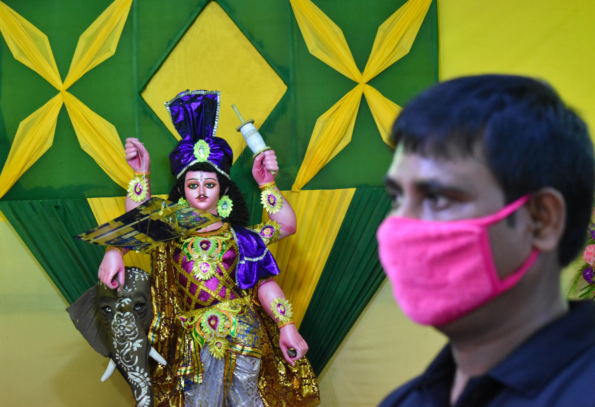 Un hombre con mascarilla en India durante la pandemia de coronavirus