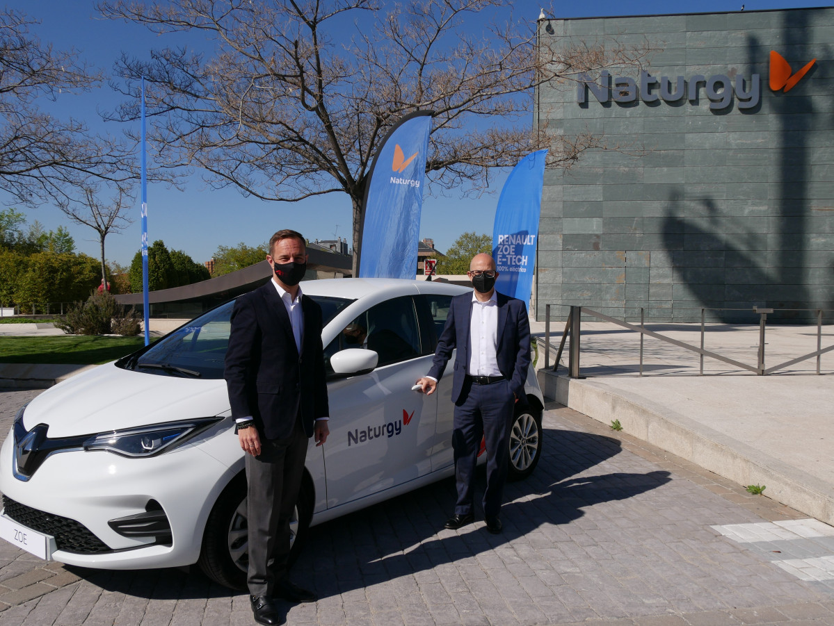 Sebastien Guigues, director general de Renault Iberia y Jorge Barredo, director general de Renovables, Innovación y Nuevos Negocios de Naturgy (2)