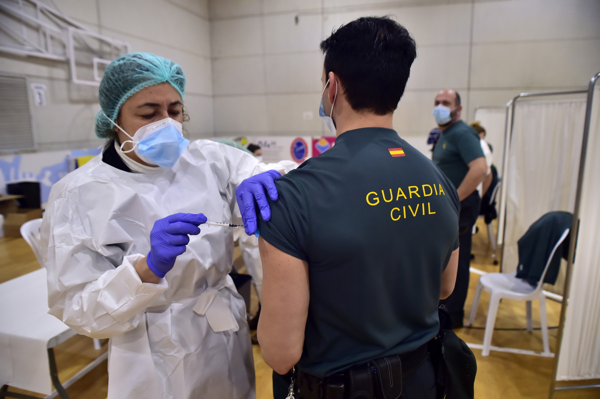 EuropaPress 3603141 agente guardia civil recibe primera dosis vacuna contra covid 19