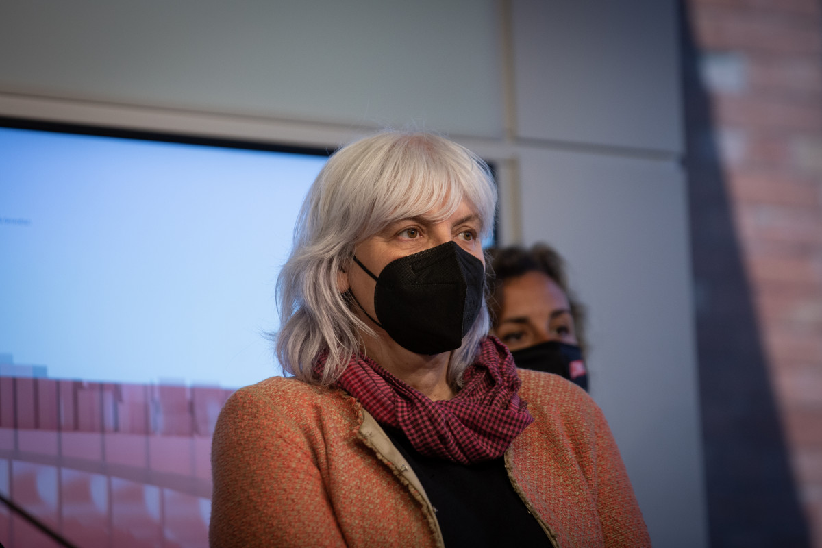 La presidenta de la CUP en el Parlament, Dolors Sabater, durante una rueda de prensa en la Cámara catalana, en Barcelona, Catalunya (España), a 25 de marzo de 2021.