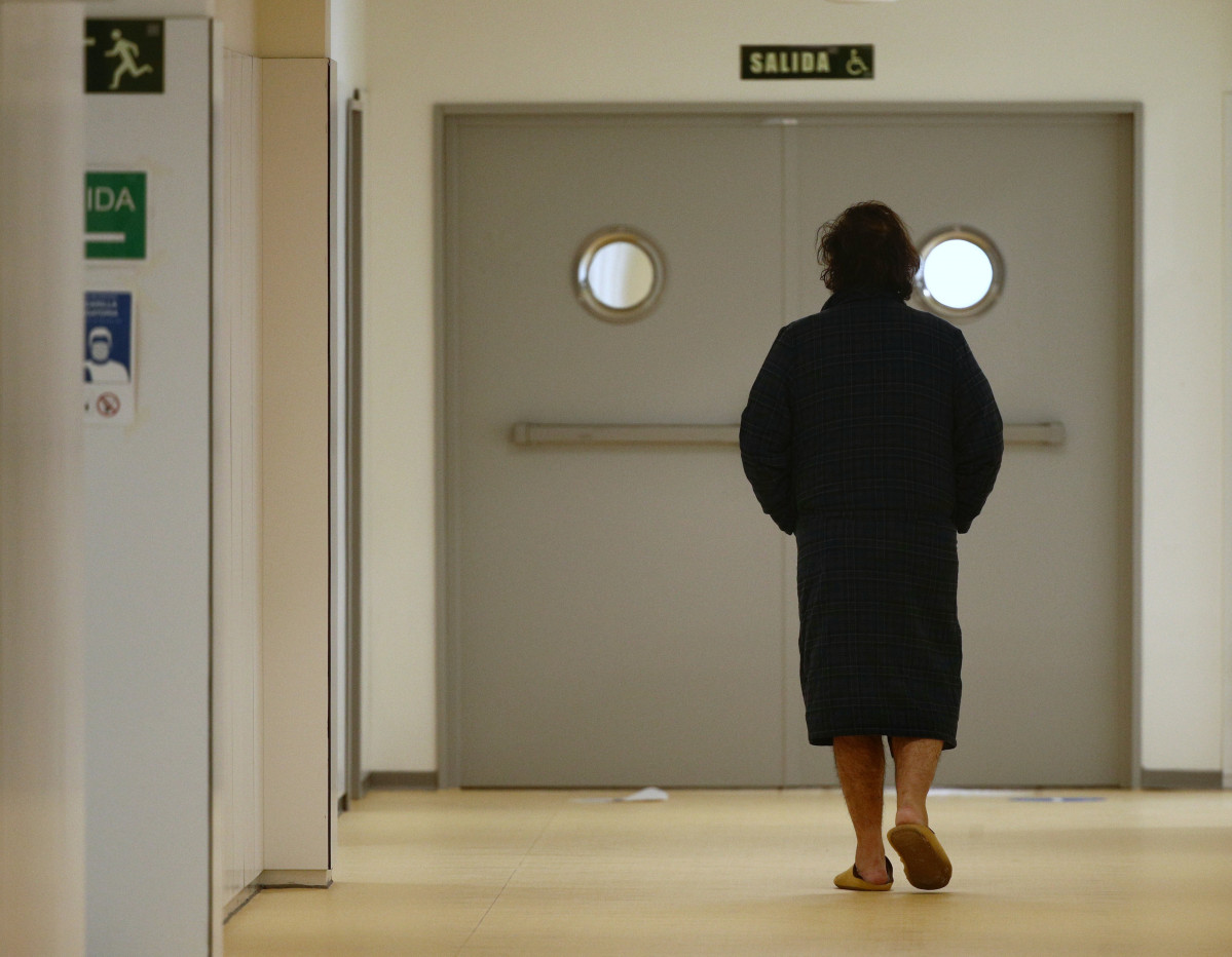 Archivo - Un enfermo camina por el pasillo del Hospital de Emergencias Isabel Zendal, Madrid (España), a 20 de enero de 2021. El hospital, inaugurado el pasado 1 de diciembre, ha superado ya los 801 