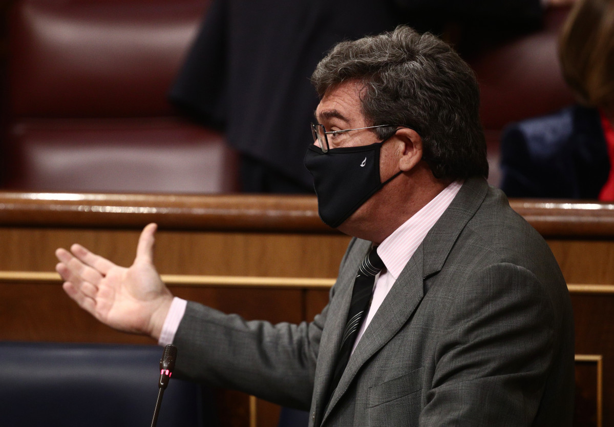 El ministro de Inclusión, Seguridad Social y Migraciones, José Luis Escrivá, interviene durante una sesión de Control al Gobierno en el Congreso de los Diputados, en Madrid, (España), a 17 de mar