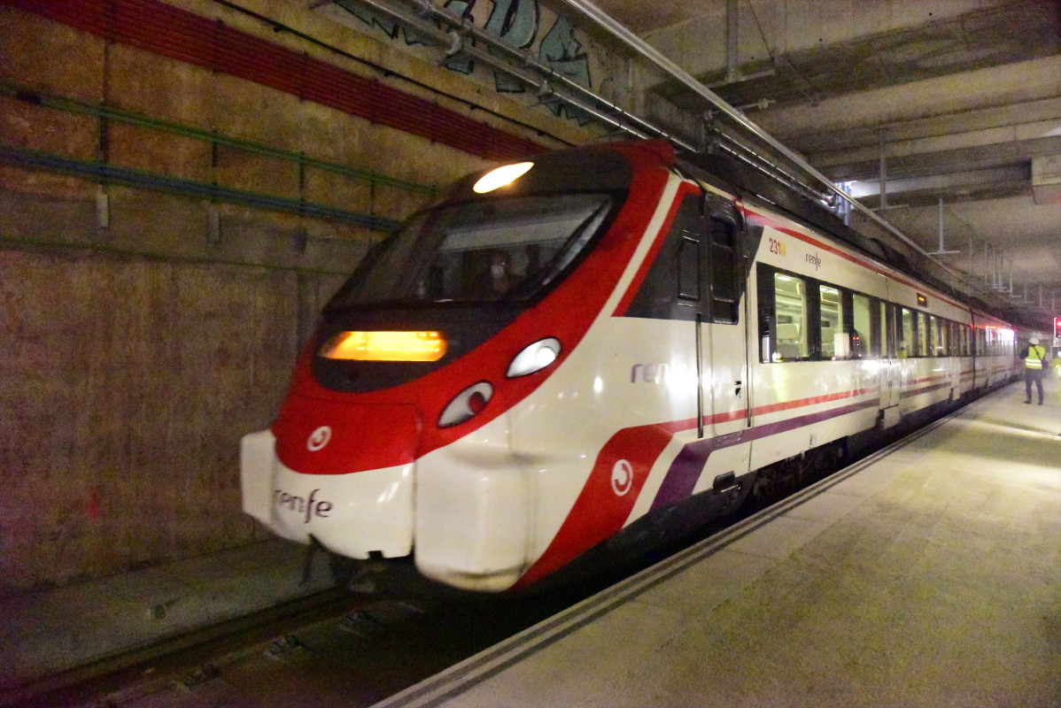 Archivo - Un tren de Renfe en una estación