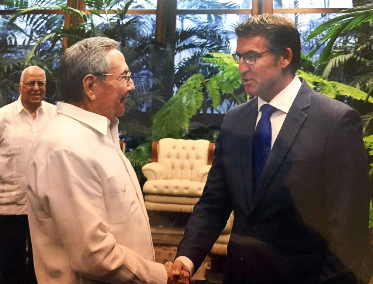 Alberto Núñez Feijóo y Raúl Castro