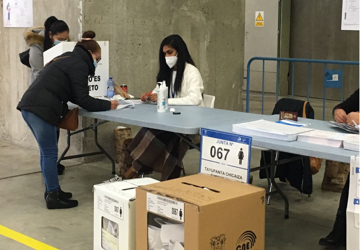 Una persona ecuatoriana residente en Catalunya vota en los comicios presidenciales de Ecuador en un pavellón de la Fira de Barcelona