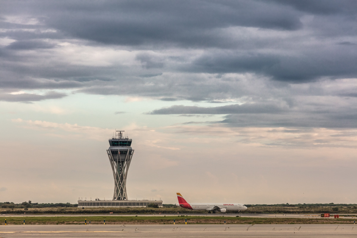 Archivo - Torre de control del Aeropuesto de Barcelona - El Prat.