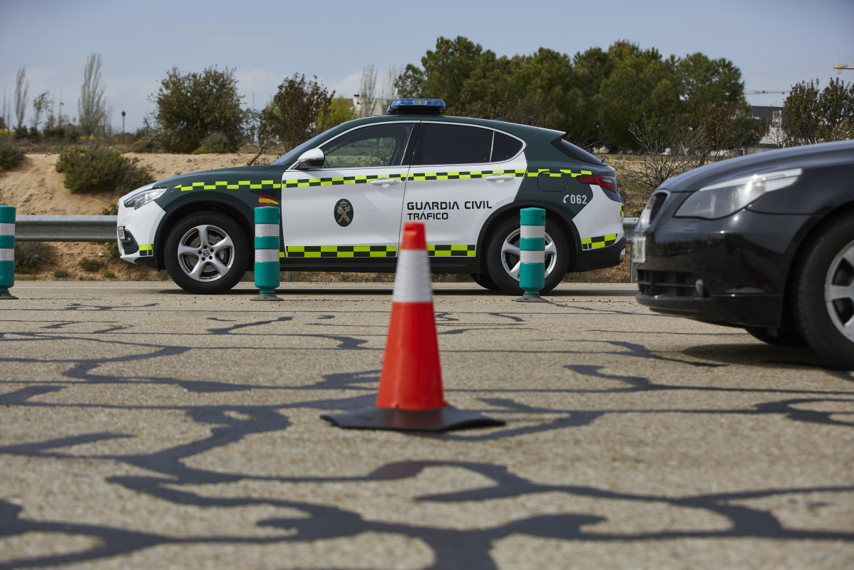 Un coche de la Guardia Civil de Tráfico durante un control en Madrid