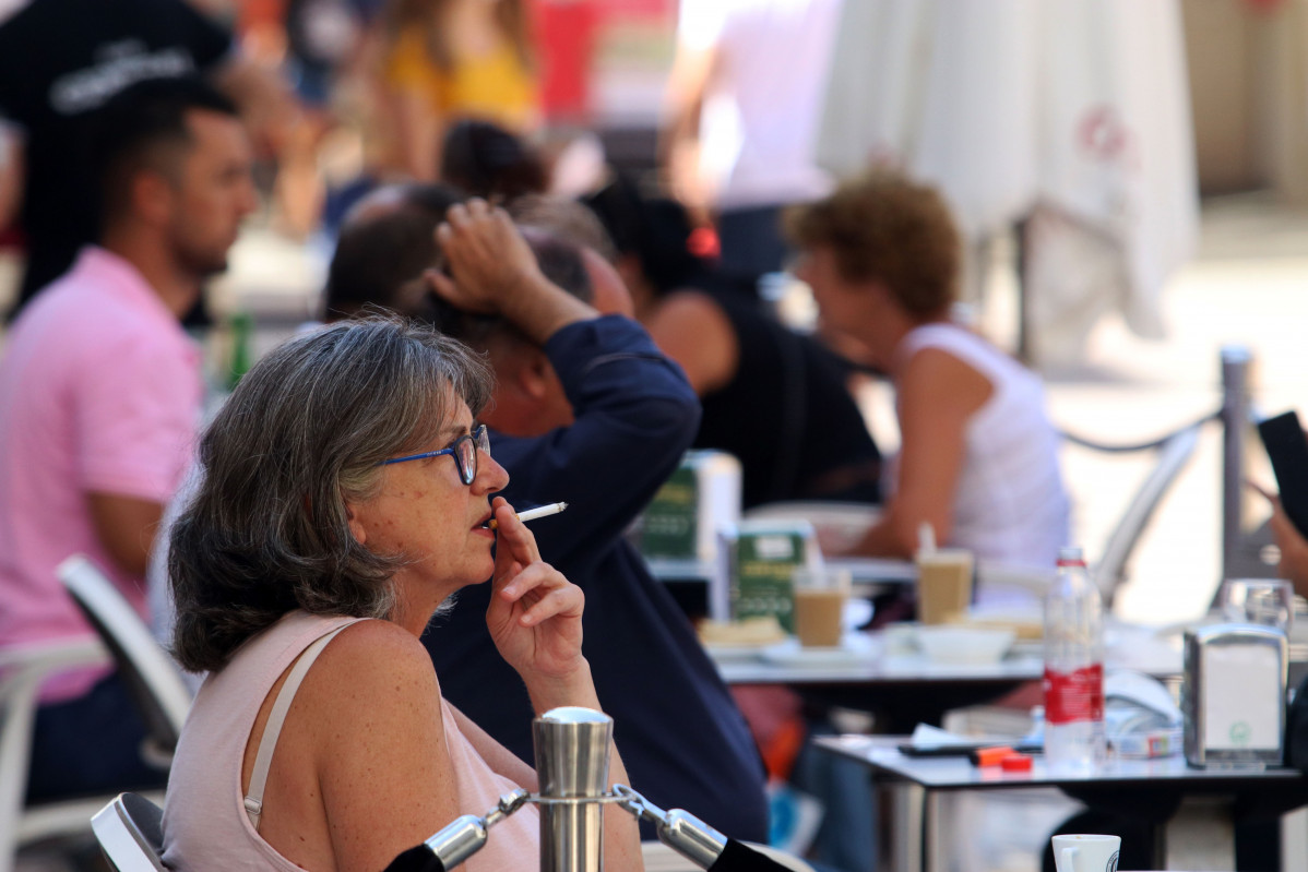 Archivo - Personas fumando en terrazas y vías públicas  durante el día en el que se ha decretado la prohibición de fumar en espacios públicos si no se respeta la distancia de seguridad establecid